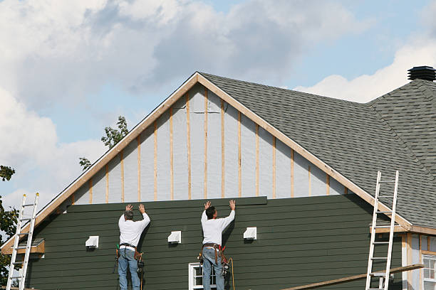 Professional Siding Contractor technician working in Lakewood, IL